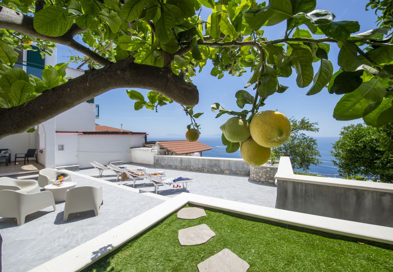 Chalet en Praiano - Villa CristAl - Villa con Vistas al Mar y Jardín Privado