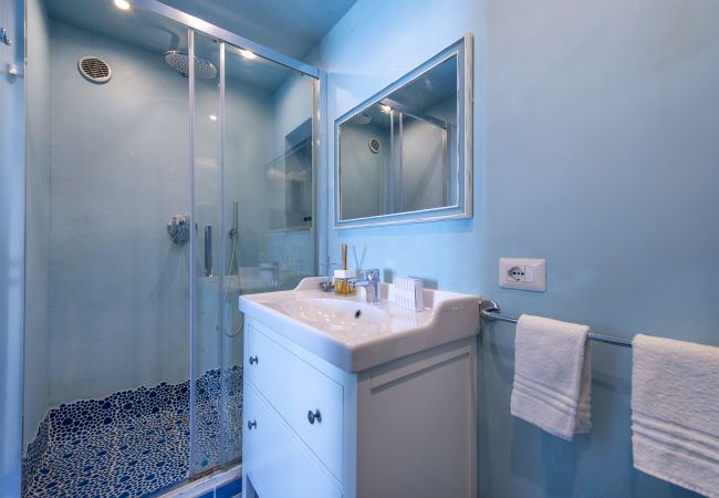 Rent by room in Praiano - Romantic Room - A Rockside Escape Rent by room in Praiano - Romantic Room - A Rockside Escape