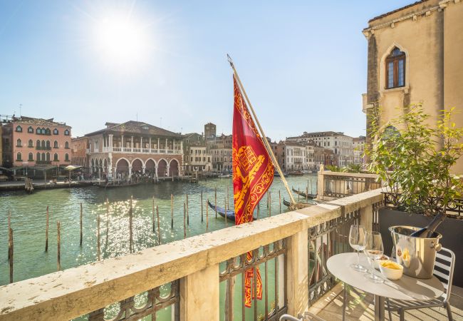 Apartment in Venezia - Golden Treasure Apartment on the Grand Canal R&R 